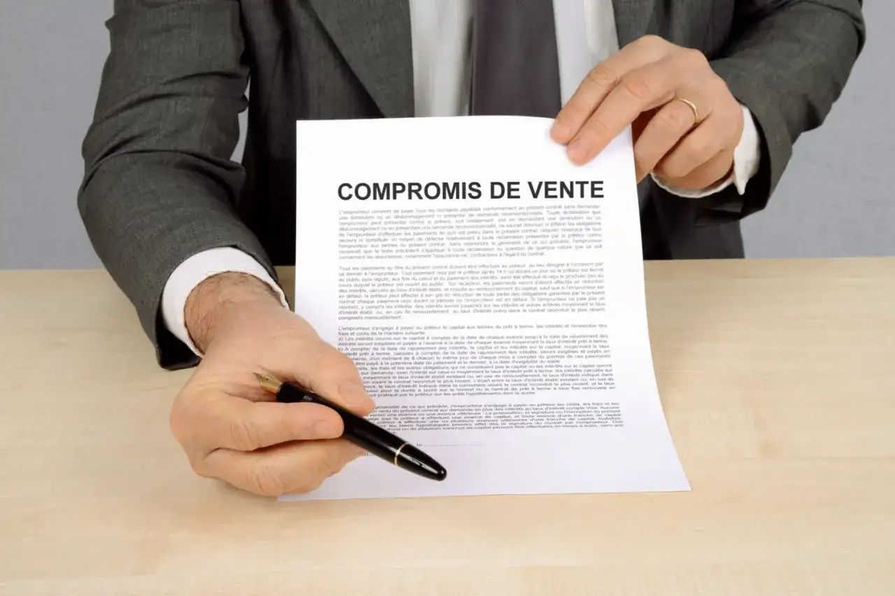 Un homme en costume présente un document intitulé