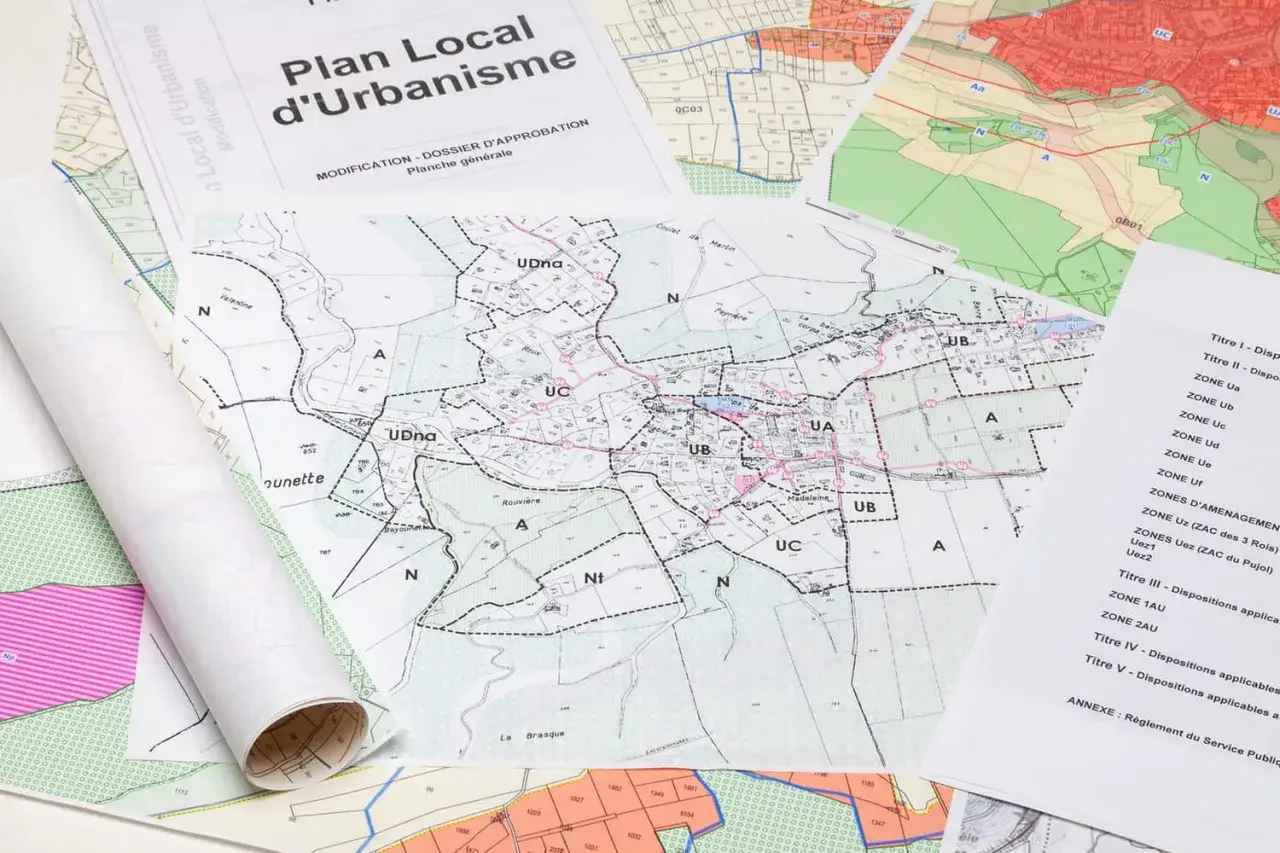 Plans d'urbanisme détaillant la constructibilité d'un terrain, avec zonages et réglementations.