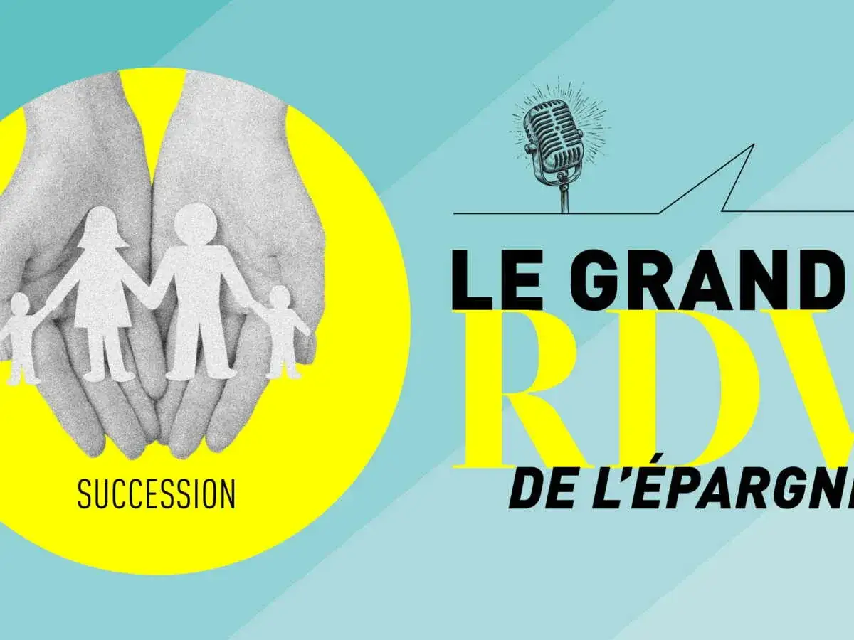 Mains protégeant une famille en papier, symbole de succession. Le notaire peut aider pour l'assurance vie.