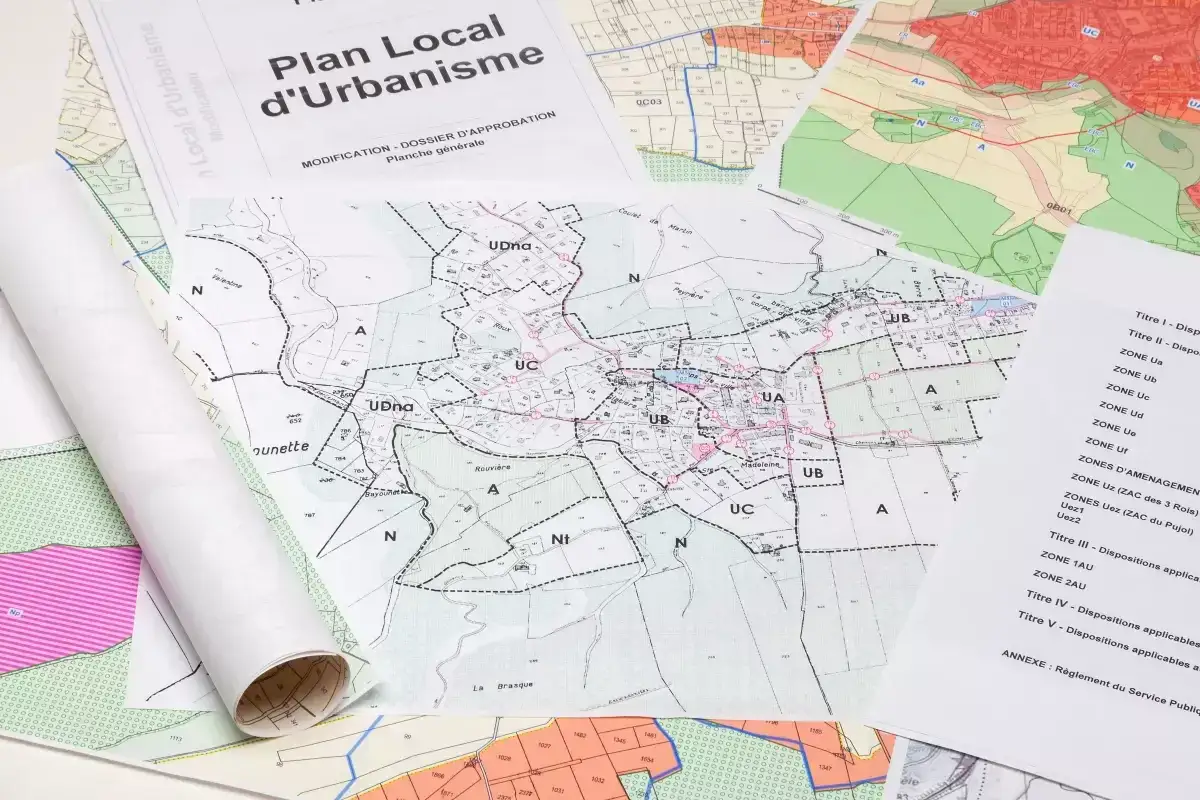 Plans d'urbanisme, dont un 