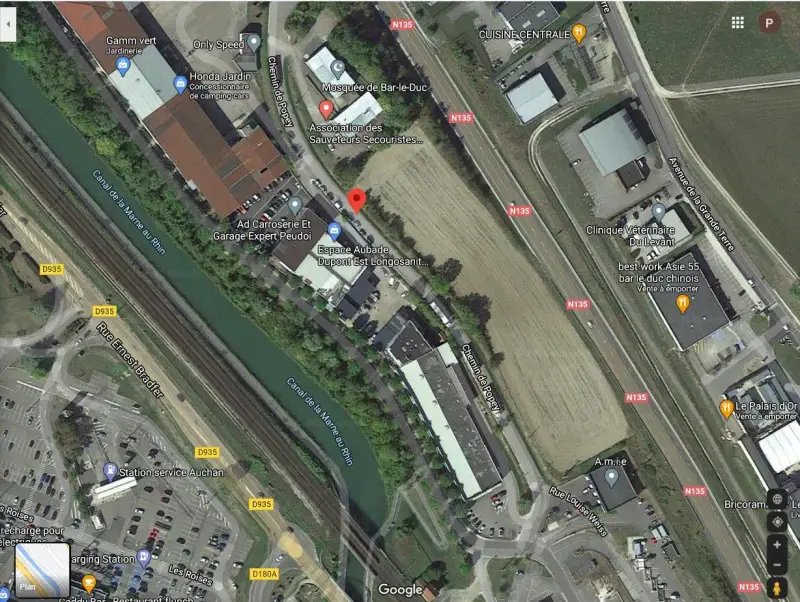 Vue aérienne de Bar-le-Duc : canal, route N135, bâtiments et terrains.
